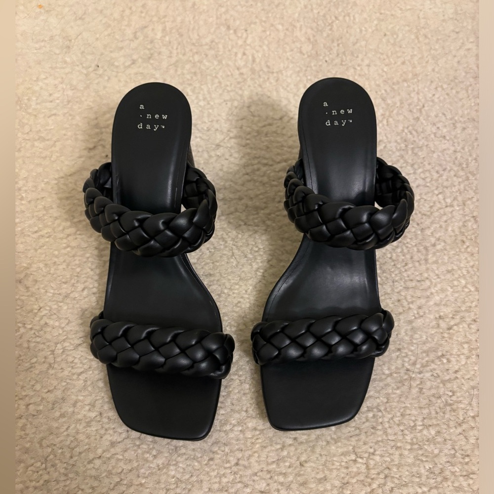 Like New - Women’s Heeled Sandal Size 9.5